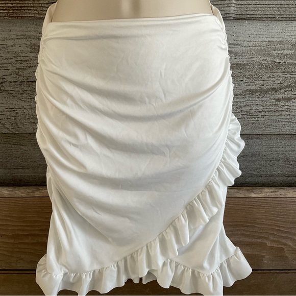 White skirt and crop top halter set size medium - Picture 3 of 6